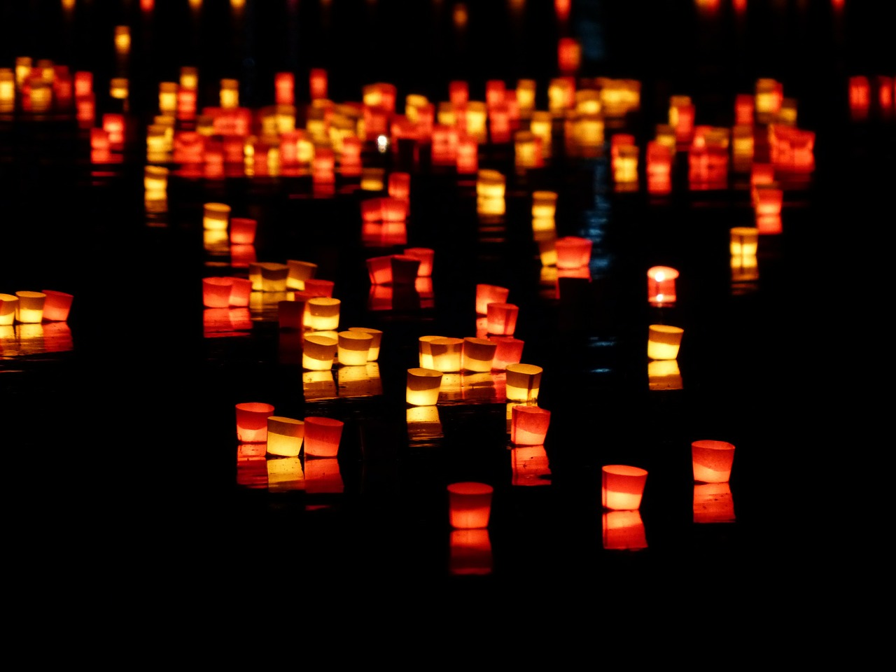 Pływające świeczki sposobem na romantyczną dekorację